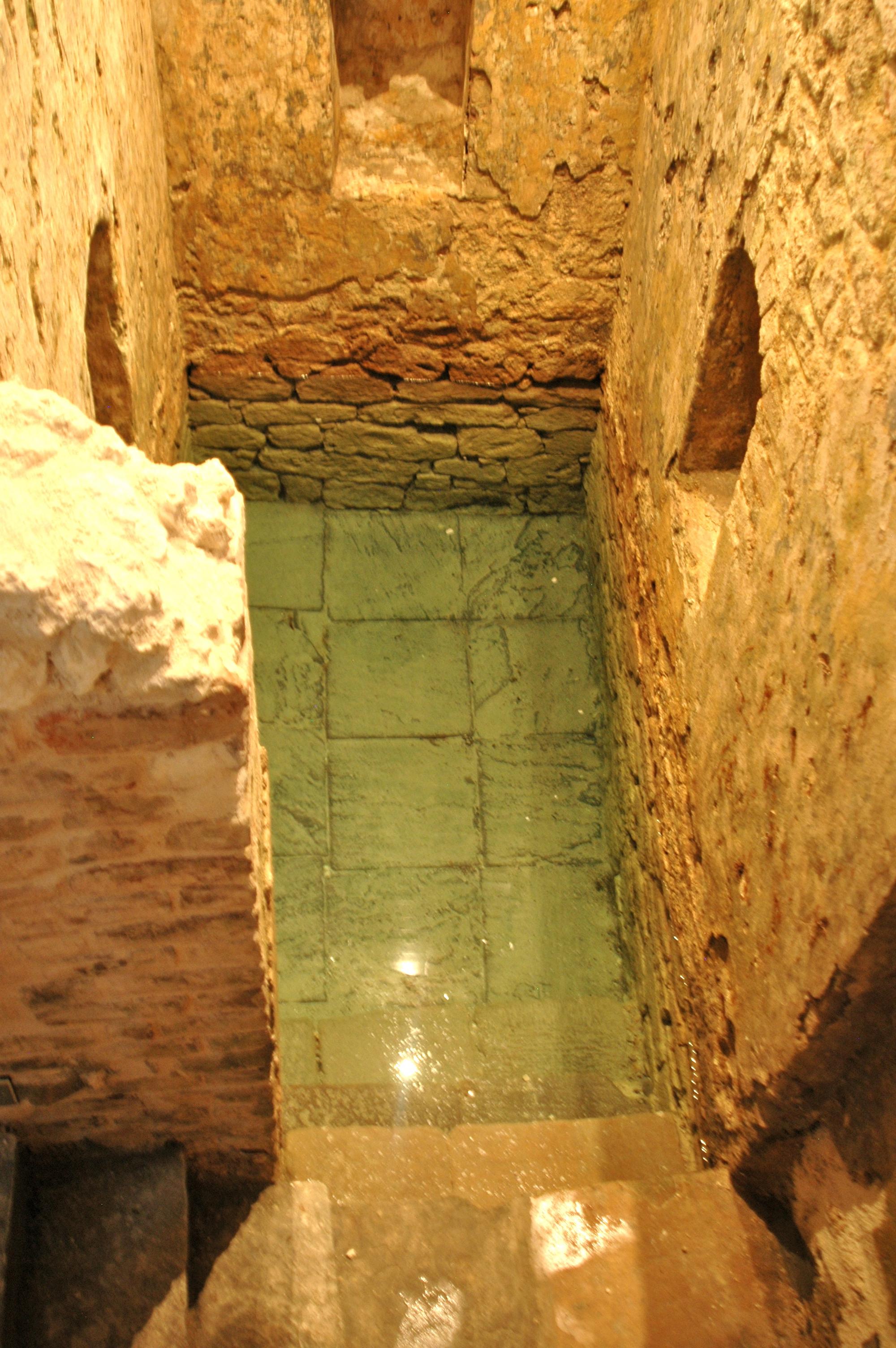 http://historicalthings.files.wordpress.com/2013/01/jewishatl-interior-of-the-nidhe-israel-mikveh-ca-1650s-in-bridgetown-barbados1.jpg